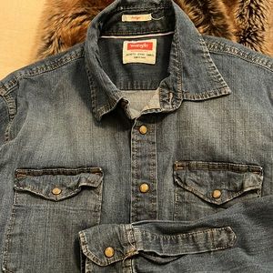 Men’s denim Wrangler shirt. Like new, worn once.